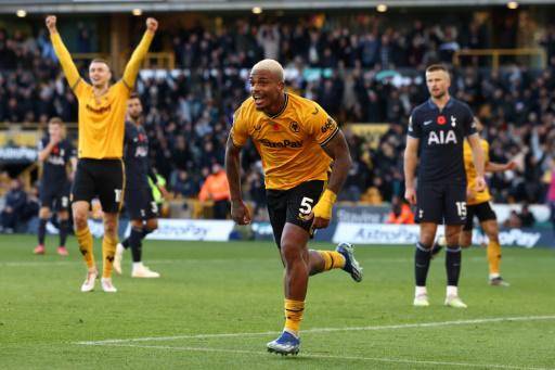 Arsenal mete presión al líder Manchester City con un cómodo triunfo ante Burnley