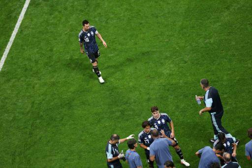 Fútbol de cuatro tiempos: el Mundial que cambió con las pausas de hidratación