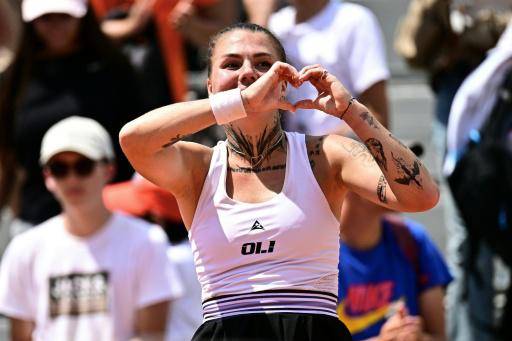 Rusa Shnaider gana a ucraniana Oliynykova en duelo más allá del tenis