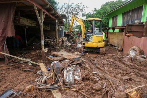 Miles de personas bajo órdenes de evacuación por inundaciones en Hawái