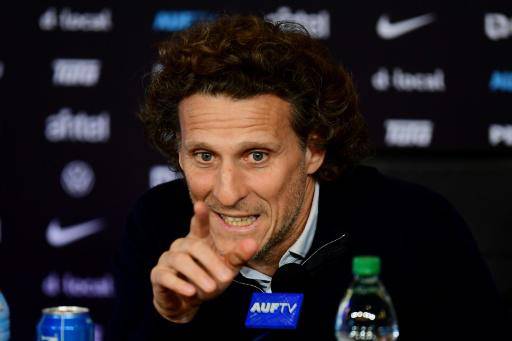 Forlán asume el privilegio de ser DT interino de Uruguay