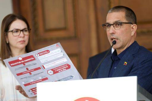 Jorge Arreaza, presidente de la comisión para la aplicación de la amnistía, habla tras una reunión en la sede del Congreso Nacional de Venezuela, el 24 de febrero de 2026 en Caracas