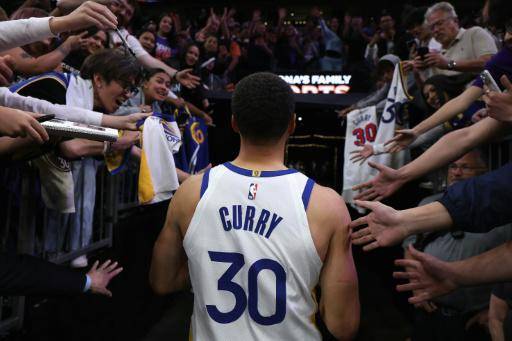 Los Suns tumban a los Warriors de Curry y pasan con los Magic a playoffs de la NBA