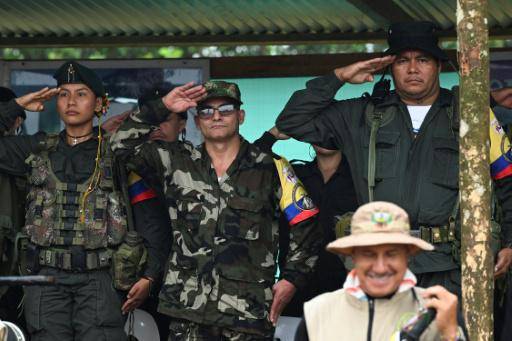 El líder de la disidencia de la guerrilla de las FARC-EP Iván Mordisco (c), realiza el saludo militar junto al comandante Calarcá (drcha.) en una reunión con comunidades locales en San Vicente del Caguán, en Colombia, el 16 de abril de 2023