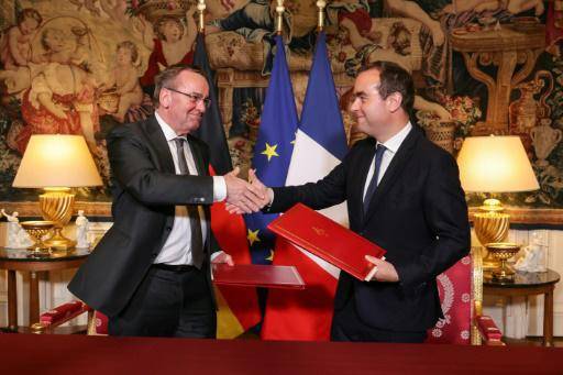 Los ministros de Defensa de Alemania, Boris Pistorius (izq.), y Francia, Sébastien Lecornu, firman el acuerdo sobre el tanque del futuro MGCS el 26 de abril de 2024 en París