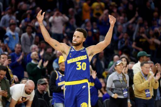 Curry apuntilla a Cleveland en un frenético final; Lakers se entregan ante Kings