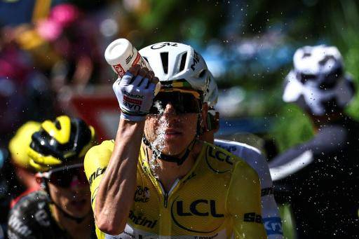 El corredor esloveno del UAE Team Emirates - XRG, Tadej Pogacar, se refresca durante la 9ª etapa del Tour de Francia, entre Malemort y Ussel, el 12 de julio de 2026
