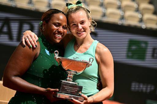 Siniakova y Townsend ganan el torneo de dobles femeninos en Roland Garros