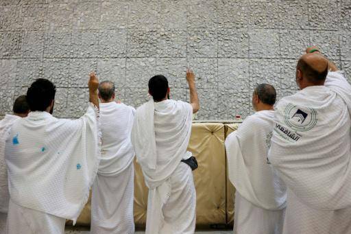 Musulmanes lapidan al diablo cerca de La Meca, momento culminante de la peregrinación