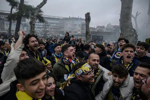 Tapones para los oídos y analgésicos: el ruidoso infierno de los estadios turcos