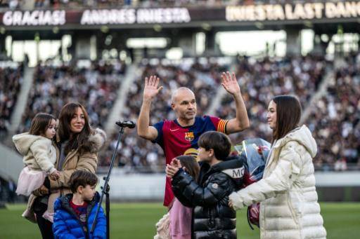 Iniesta se despide ante 45.000 espectadores en Tokio