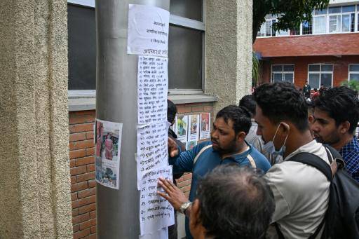 Nepalíes buscan a sus seres queridos desaparecidos tras el devastador alud