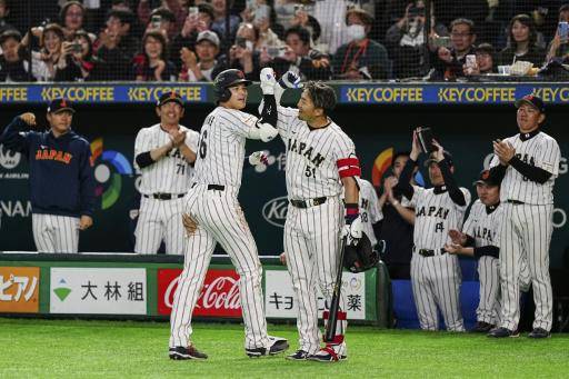 El japonés Shohei Ohtani (I) celebra con Seiya Suzuki (D) tras batear un jonrón durante el partido del Grupo C del Clásico Mundial de béisbol ante Corea del Sur, disputado en el Tokyo Dome de Tokio el 7 de marzo de 2026