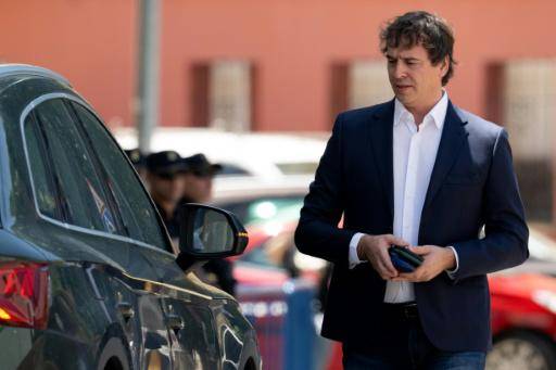 El hermano de Pedro Sánchez se sienta en el banquillo en España por tráfico de influencias
