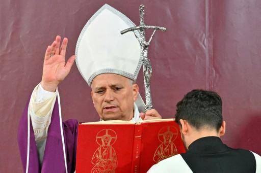 El papa León XIV bendice a la multitud durante la misa del Día de Todos los Santos oficiada en un cementerio de Roma, el 2 de noviembre de 2025