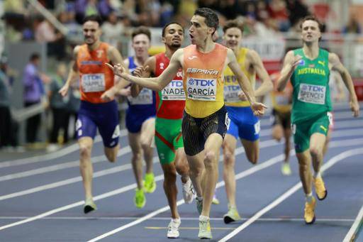 Mariano García (centro) cruza la meta en primer lugar en la final de 1.500 metros del Mundial de atletismo en pista cubierta de Torun (Polonia), el 22 de marzo de 2026