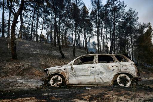 Dos incendios cerca de Atenas, bajo control tras la muerte de dos personas