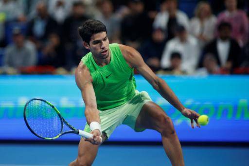El español Carlos Alcaraz devuelve la bola al francés Arthur Rinderknech durante su enfrentamiento de primera ronda en el Abierto de Catar, en Doha, el 17 de febrero de 2026