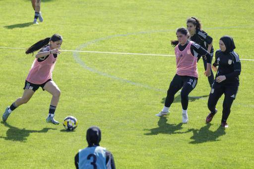 Las jugadoras del equipo Afghan Women's United, durante una sesión de entrenamiento en la Academia del Raja Club Athletic (RAC), en Casablanca, Marruecos, el 24 de octubre de 2025