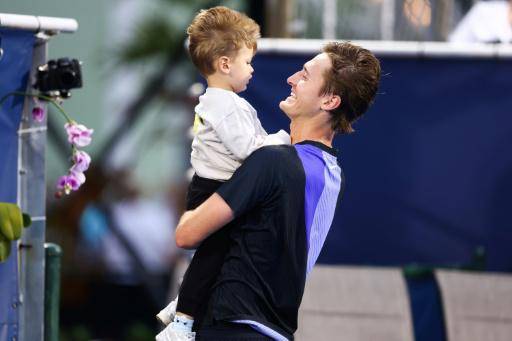 El tenista estadounidense Sebastian Korda celebra con su familia el título del torneo ATP 250 de Delray Beach, en Florida (EEUU), el 22 de febrero de 2026