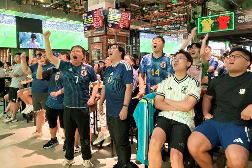 Los fanáticos en China dejan a un lado la política para apoyar a Japón en el Mundial