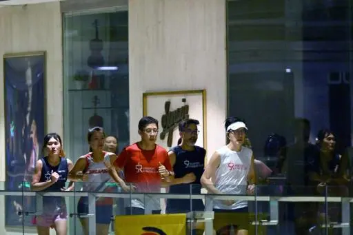 En Singapur, runners corren en centros comerciales para huir de la contaminación