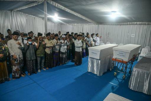 Sube a 54 el balance de muertos por el colapso de una escuela en Indonesia