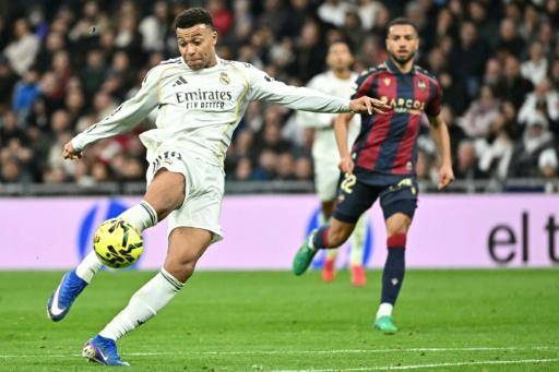 El Real Madrid apaga un incendio ante el Levante en el debut en Liga de Arbeloa