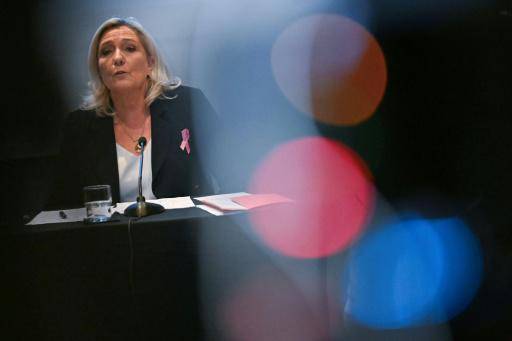 Primer gran mitín de la líder ultraderechista Le Pen para las presidenciales en Francia