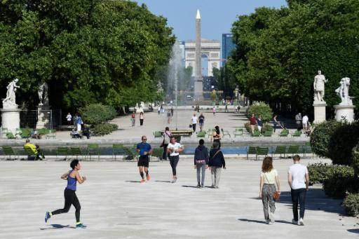 Personas paseando y corriendo por el jardín de las Tullerías, donde estará el pebetero de los Juegos Olímpicos de 2024. En París, el 31 de mayo de 2020
