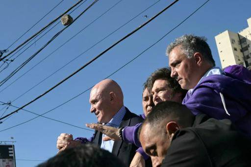 Milei es atacado con piedras en un acto de campaña en Argentina