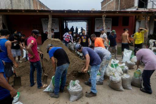 Mexicanos se protegen del fuerte oleaje causado por el huracán Polo