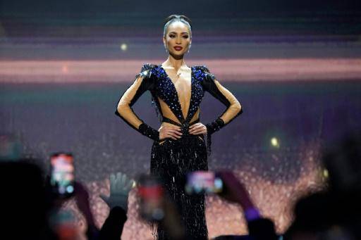 La estadounidense R'Bonney Gabriel se corona Miss Universo, flanqueada por latinas