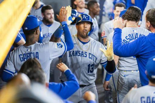 Venezolano Salvador Pérez dispara jonrón en triunfo de Reales sobre Azulejos