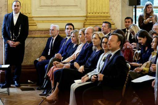 El rey emérito español Juan Carlos I defiende su trayectoria al recibir un premio en Francia