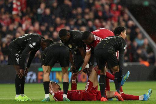 Jugadores del PSG y del Liverpool se interesan por el estado del delantero francés del Liverpool, Hugo Ekitiké, tendido sobre el césped tras lesionarse en cuartos de Champions, el 14 de abril en Anfield