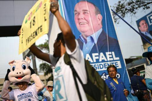 El candidato presidencial peruano López Aliaga propone expulsar a los migrantes irregulares venezolanos