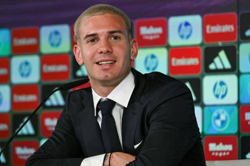 Mastantuono recuerda a Di Stefano en su presentación con el Real Madrid