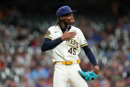 Pitcher dominicano Uribe suspendido un partido en Grandes Ligas por gesto obsceno