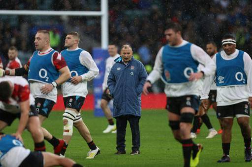 El entrenador de Inglaterra Eddie Jones observa a sus jugadores en un calentamiento previo a un partido de rugby contra Argentina en el Estadio de Twickenham, en Londres, el 6 de noviembre de 2022