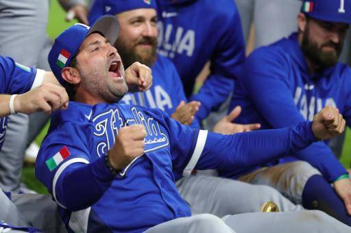 Francisco Cervelli, manager del equipo italiano, celebra tras derrotar al equipo mexicano durante el Clásico Mundial de Béisbol 2026 en el Parque Daikin el 11 de marzo de 2026 en Houston, Texas