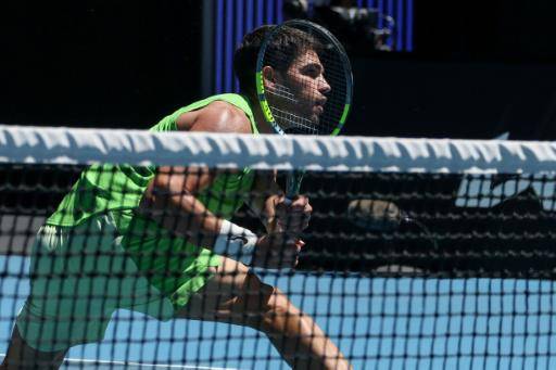 Alcaraz celebra su partido número 100 de Grand Slam con cómoda victoria en Australia