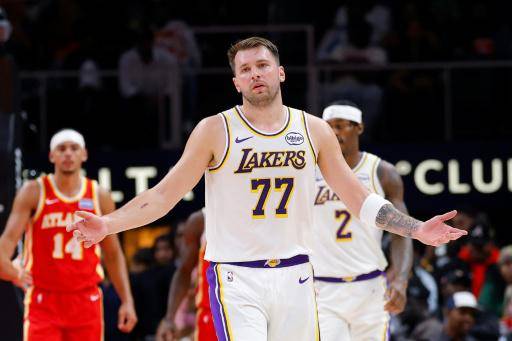 Luka Doncic protesta durante la derrota de Los Angeles Lakers ante los Atlanta Hawks el 8 de noviembre de 2025