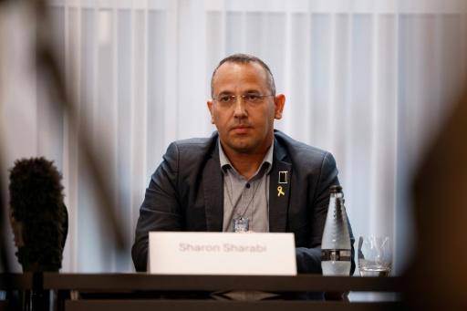Sobrevivientes y familiares del ataque de Hamás en 2023 irrumpen en la campaña electoral israelí