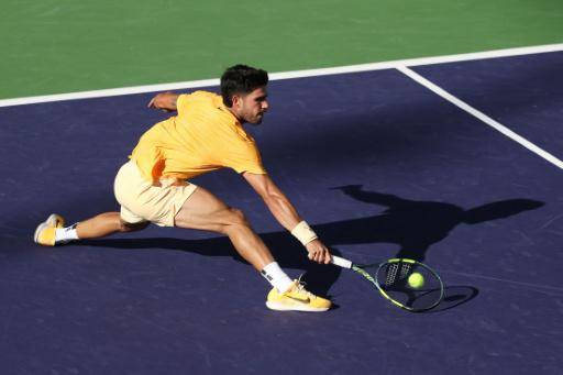Carlos Alcaraz devuelve un golpe en su derrota ante Daniil Medvedev en Indian Wells el 14 de marzo de 2026