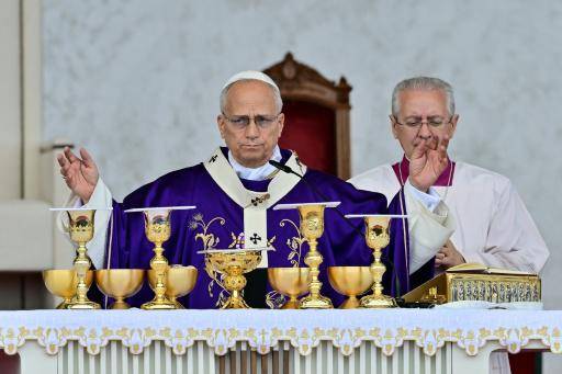 En una misa multitudinaria en Beirut, el papa pide nuevos enfoques para la paz