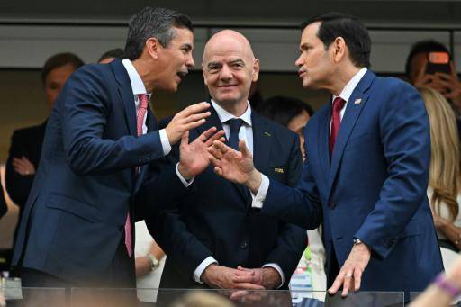 Infantino en jet privado, símbolo de los excesos de la FIFA