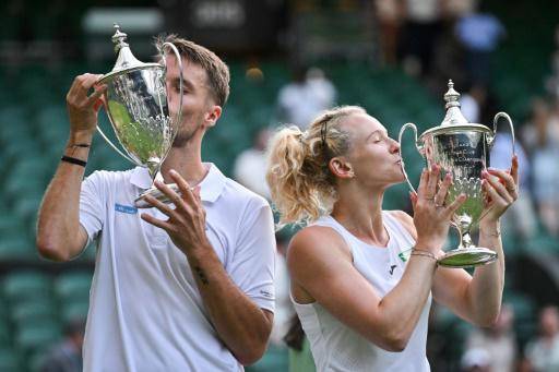 Siniakova y Verbeek ganan los dobles mixtos en Wimbledon, Stefani derrotada