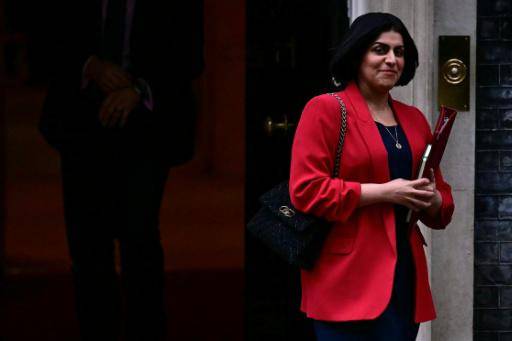 La ministra del Interior británica, Shabana Mahmood, sale del número 10 de Downing Street, residencia oficial del primer ministro, tras una reunión del gobierno, el 10 de febrero de 2026 en Londres