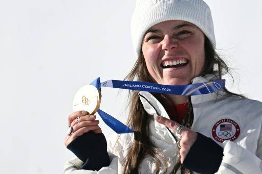 Breezy Johnson muestra su medalla de oro olímpica de descenso en el podio de los Juegos Olímpicos de Milán-Cortina. En Cortina d'Ampezzo (norte de Italia), el 8 de febrero de 2026